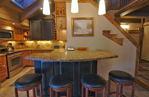 Warrior's Mark House | Walk to lift and Mainstreet, Townhome ideal for families - EV Charger.