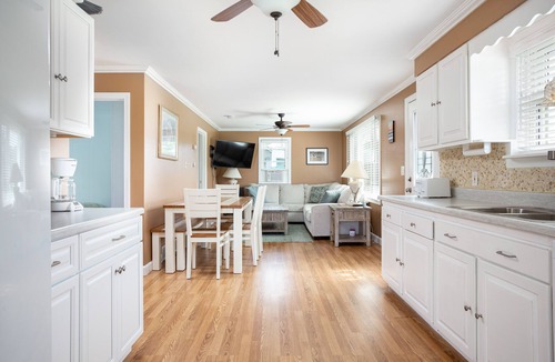 Narragansett House | Walk to Sand Hill Cove, one level living