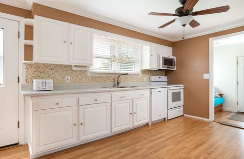 Narragansett House | Walk to Sand Hill Cove, one level living