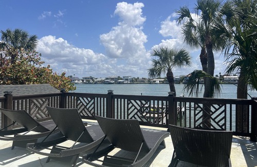 Bay Esplanade House | Water Front Home, with a short stroll to beach in Clearwater.