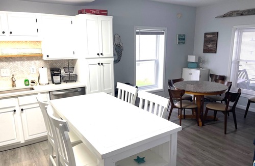Caine Woods Condo | Waterfront 2 Bedroom - 2 Blocks from the Beach - Premium Location