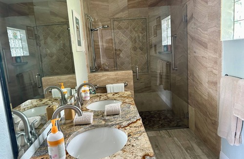 Largo Hotel | Waterfront & Amazing Views with Pool and Hot Tub-Walk to Beach. Bikes & Kayaks!