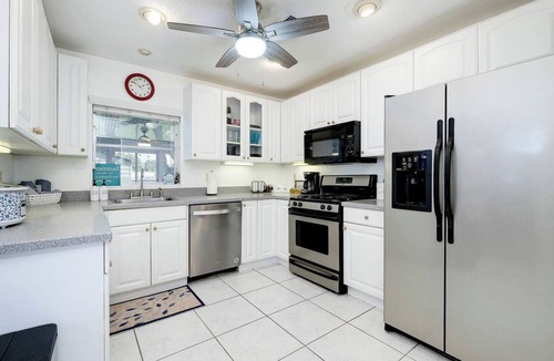Bradenton House | Waterfront Cottage Pool Putting Green PingPong Near AMI Beaches 2BR/2BA