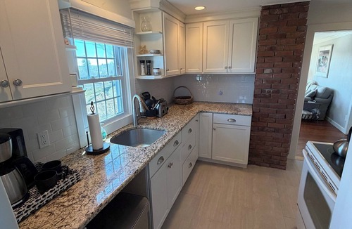 Tiverton Cottage | Waterfront Farm Cottage close to Newport, Boston,