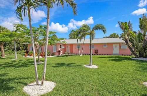 Tradewinds Condo | West End Paradise Unit Coral 4 - One bedroom efficiency suite