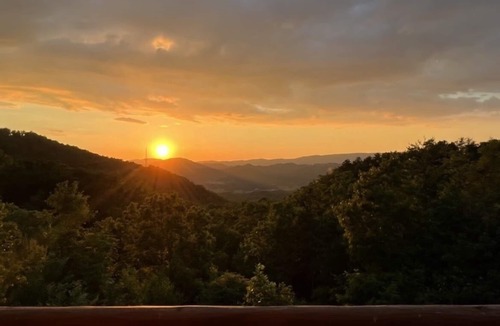 Smoky Mountains Cabin | Whiskey Mountain Lodge * Mountain View! *Private Mountain Setting *Hot Tub *Pool Table *Ping Pong
