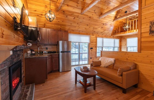 Bethlehem Cabin | White Mountains Hiker Lakefront Log Studio