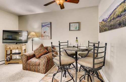 Four O'Clock Apartment | Wildwood Suites 206 by Ski Country Resorts