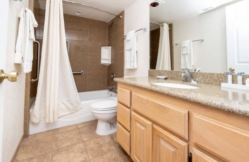 Big Bear Lake Resort | WINTER PARADISE -Lakefront resort, 10 min to skiing, pool, game room, gym