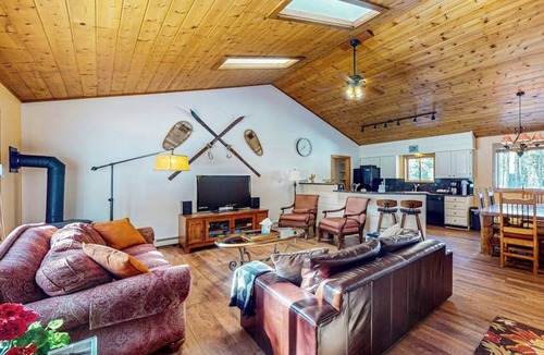 Blue River Cabin | Wonderful Getaway Near Town & Slopes W/Fast WiFi, Full Kitchen, Deck & More