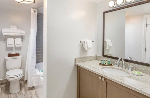 Yachting Village Resort | Wyndham Newport Onshore-2 BR-Near Museum,shops & more