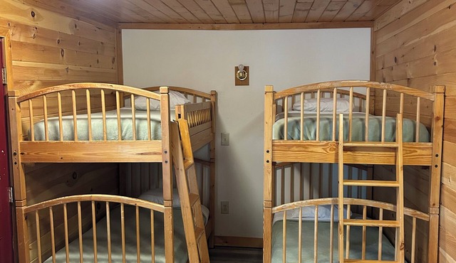 1-bedroom Cabin with AC in The Forks, sleeps 6, WIFI and TV