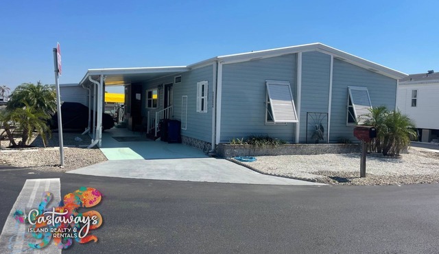 2/2 Cherry Estates Dock access, soaking pool, and quick fishing destinations.