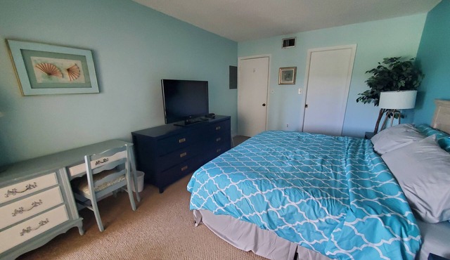 2/2 Spacious Condo 15 min away from Gulf Coast Beaches