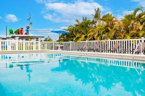 2 Bed Cottage with Pool, Close to Beach! BBQ Grills & Patio