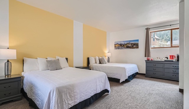 2 King Suite, Boutique Mountain Motel near hiking & MTB park in Idaho Springs