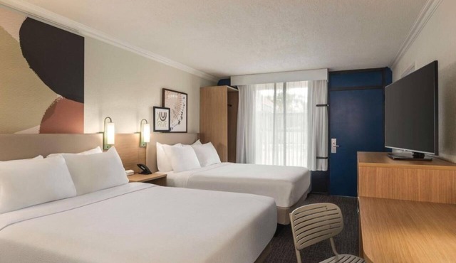 2 Relaxing Rooms Near Siesta Key Beach – Free Breakfast & Pet-Friendly