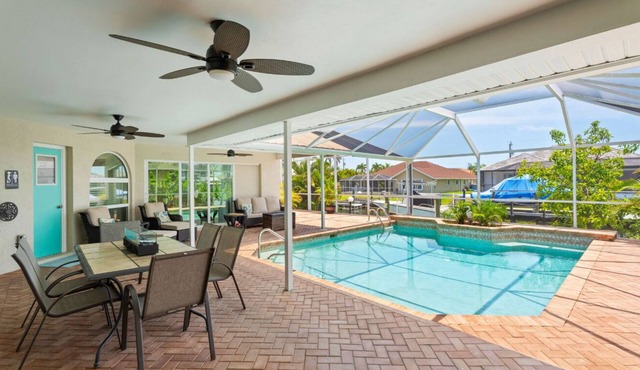 25 Min to Fort Myers Beach, Canal front, large heated pool: Dive into Relaxation