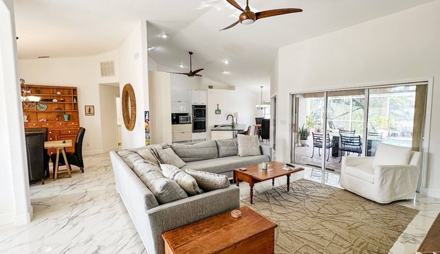3-bedroom waterfront pool house in Manatee Bay. BYOB: Bring your own boat