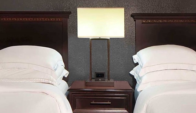 3 Comfortable Rooms Near NASA's Johnson Space Center and with Swimming Pool