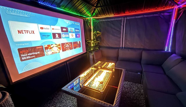 4-bedroom house outdoor movies in Norwich and 13 minutes to Mohegan and Foxwoods
