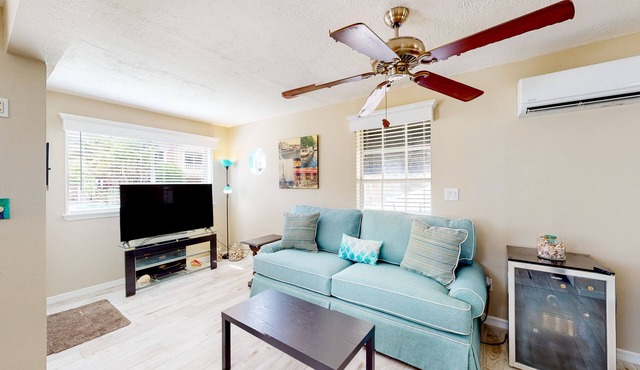 Adorable cottage near the beach with fast WiFi, full kitchen, & shared yard