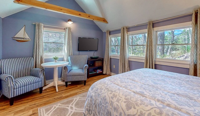 Adorable guest house with kitchenette, gas grill, free WiFi & great location