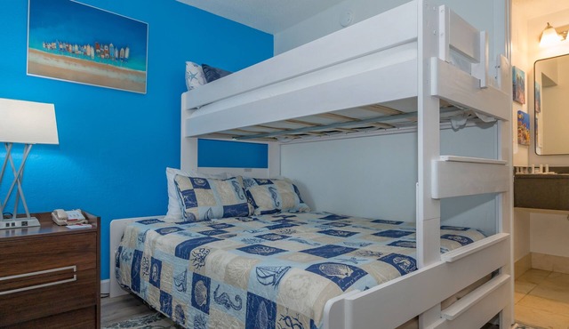 All-New, Bunk Bed, Huge Pool, 70" TV, Tiki Bar & Grill!