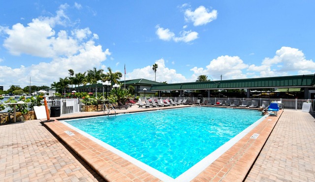 All-New, First Floor, Bunk Bed, Huge Pool, 70" TV, Tiki Bar!