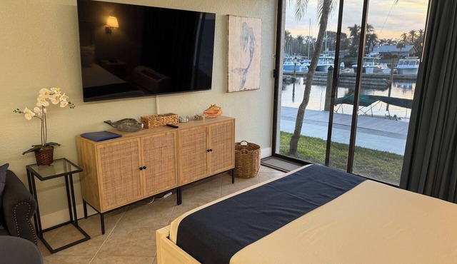ALL-NEW Waterfront Room, Heated Pool, Tiki Bar/Grill
