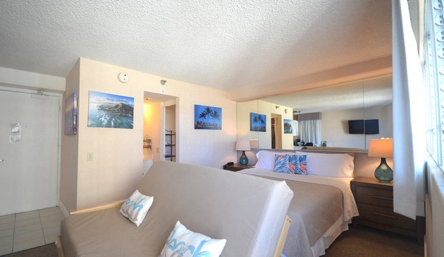 Aloha Surf 1209 Vacation Comfortably in a Private King Suite