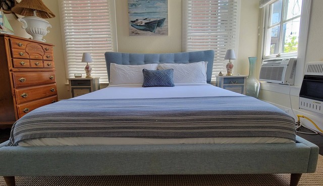 Anchors Aweigh - 1/1 King with full kitchen - EEHD - Walk Downtown or Cruises