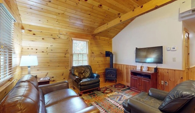 Basswood Cabin - 2 BR, dog-friendly, firepit, gym & trails for your next escape