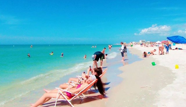 🩴BBR #9, Steps to the Beach, Heated Pool w/Kitchenette & King Bed!