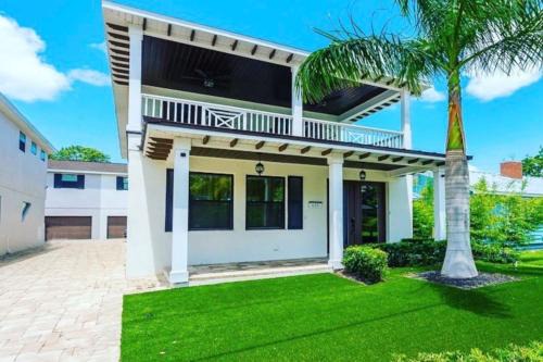 Beach Downtown-Family & Pet Friendly-Balcony & Garage-10 Acre Park with Pickleball, Tennis & Basketball-Lido Beach-Opera-Symphony-St Armands Circle