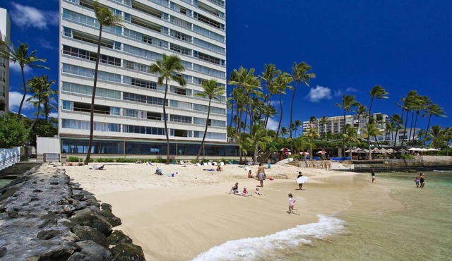 Beachfront Diamond Head views, Quiet End of Waikiki with Swimming/Surfing!