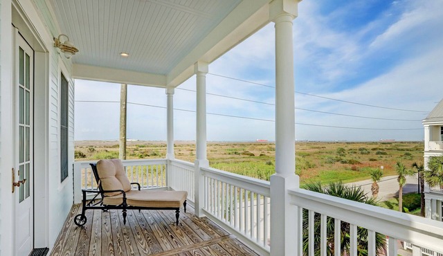 Beachtown Galveston - Pet Friendly - Views from Wrap-Around Porch + Elevator