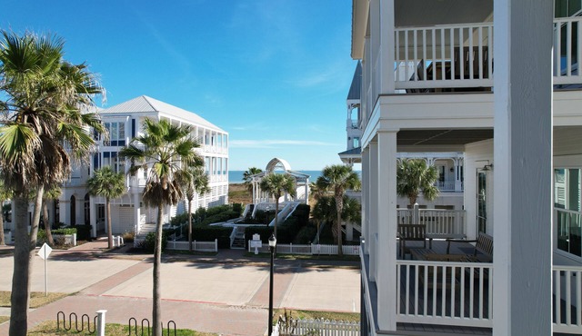 Beachtown - STEPS FROM BEACH & POOL - 5 Bed, 4.5 Bath