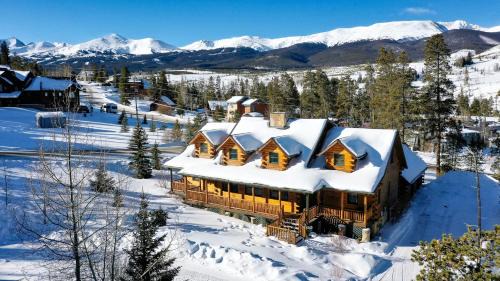 Bear Creek Mining Lodge: Mountain Style, Hot Tub