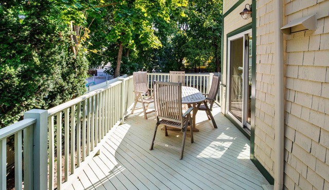 Beautiful 2-bedroom with parking close to Cambridge/Watertown line
