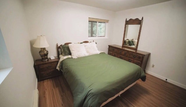 Beautiful 3-bedroom cabin with backyard fire pit in quaint Cascade