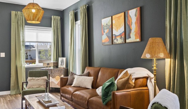 Beautiful 3BR Home: Hot Tub, Easy Walk to Downtown