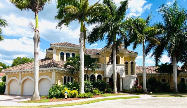 Beautiful 5BR Pool House in a Gated Waterfront Community minutes to beach