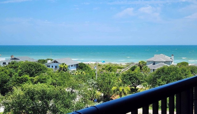 Beautiful 6th floor, cathedral ceiling, ocean view condo
