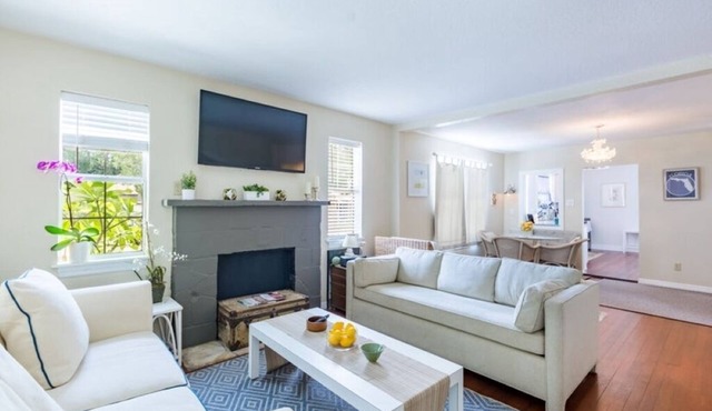 Beautiful Downtown Cottage near Beaches