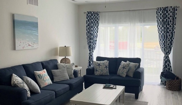 Beautiful Family Beach Retreat-Pool, Marina, and minutes to the beach.
