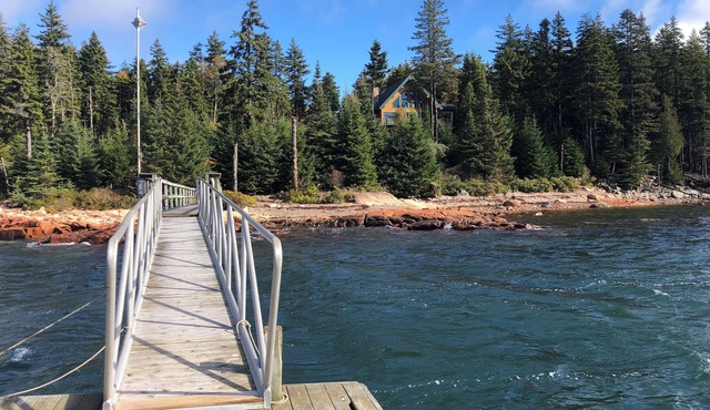 Beautiful Ocean Views, Large Cabin Home with Floating Dock. Oceanfront, Spacious