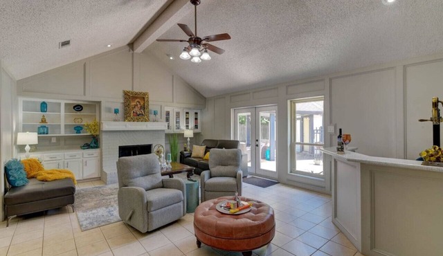Beautiful Pool! Relaxing Spacious Home