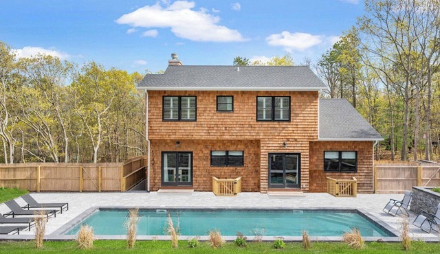 Beautiful Vacation Home in Hampton Bays walking distance to Peconic Bay Beaches!