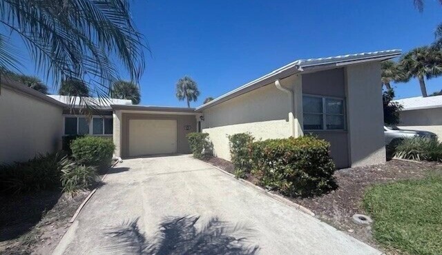 Beautiful Villa Located in White Sands Village 55+